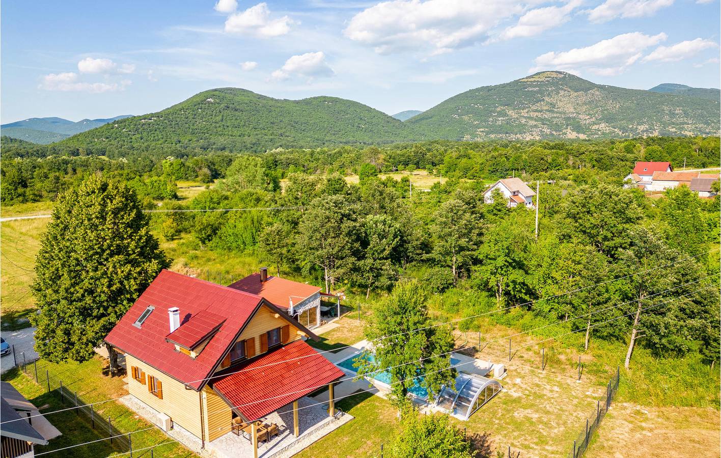 Charmante 120 m² große Wohnung mit Pool, Parkplatz und WLAN, 2 km vom Fluss entfernt in Lovinac, Naturpark Velebit