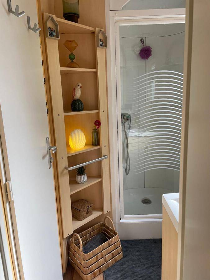 Camping pour 8 personnes, avec terrasse et jardin ainsi que vue et piscine, animaux acceptés à Puget-sur-Argens - 4