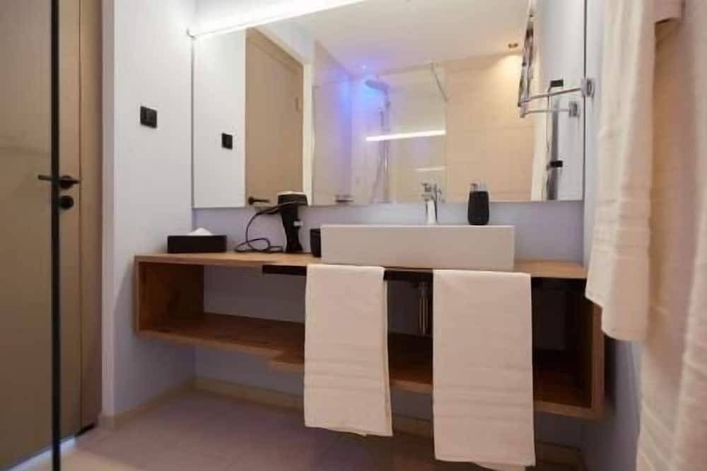 Ganze Wohnung, Apartment über dem Wasser, 57qm, 1 Schlafzimmer, 1 Wohn-/Schlafzimmer, Loggia, max. 4 Personen in Singen, Hegau