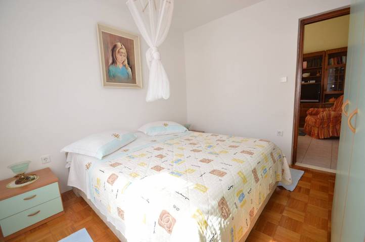 Ganze Wohnung, Apartment Franka 1, Wohnfläche 84 m2. Es verfügt über zwei Schlafzimmer, ein Badezimmer mit Badewanne, ein Wohnzimmer, ein Esszimmer und eine Küche. Das Apartment verfügt über eine große Terrasse und einen privaten Parkplatz. in Mali Lošinj, Aratore