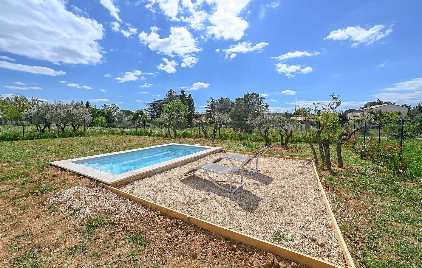 Appartement confortable avec WiFi, climatisation, piscine et parking, près du restaurant Ousta-Maï et de la rivière L'Alzon in Saint-Maximin (Nimes), Région de Nîmes