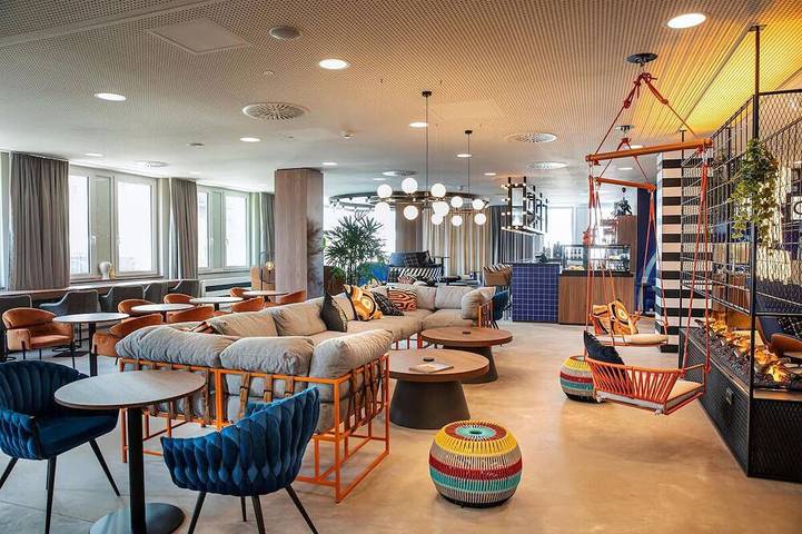 Romantic City Escape | Stylish Twin Stay | Walk to Castle of Isenburg – 0.2 mi in Offenbach del Meno, Offenbach