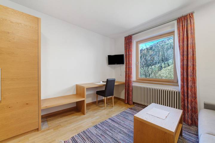 Gasthof Kirchsteiger 'Zimmer 6' con vista lago, terrazza condivisa e Wi-Fi in Santa Valburga d'Ultimo, Ultimo