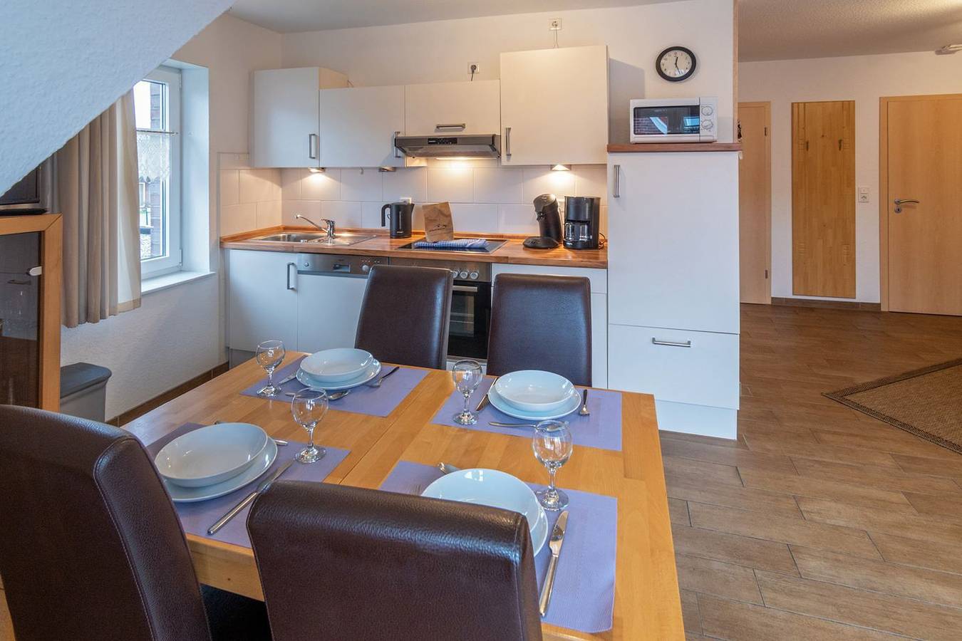 Ganze Wohnung, Komfortable Ferienwohnung in Norddeich mit Balkon, Wlan und Privatparkplatz in Strand Norddeich, Norddeich