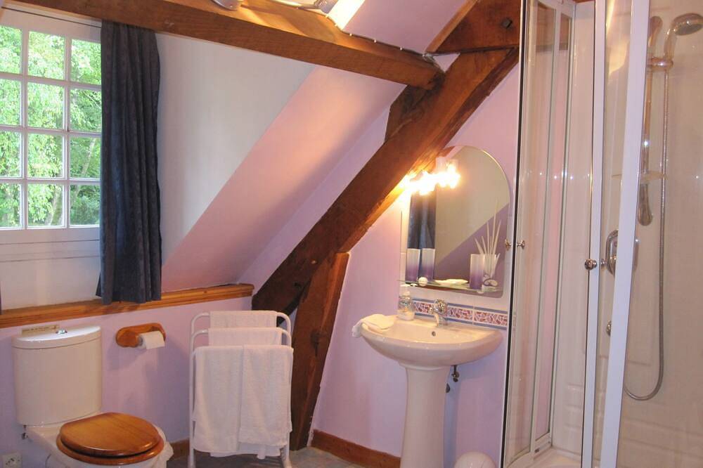 Chambre d'hôtes familiale avec piscine in Châteauneuf-la-Forêt, Région de Limoges