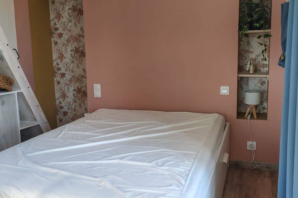 Entire apartment, 4-person gite in the center of one of France's most beautiful villages in Collonges-la-Rouge, Massif Central