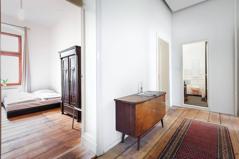 Ganze Wohnung, Familienfreundliche Altbauwohnung mit modernem Wannenbad & gemütlicher Wohnküche in Moabit Berlin, Berlin
