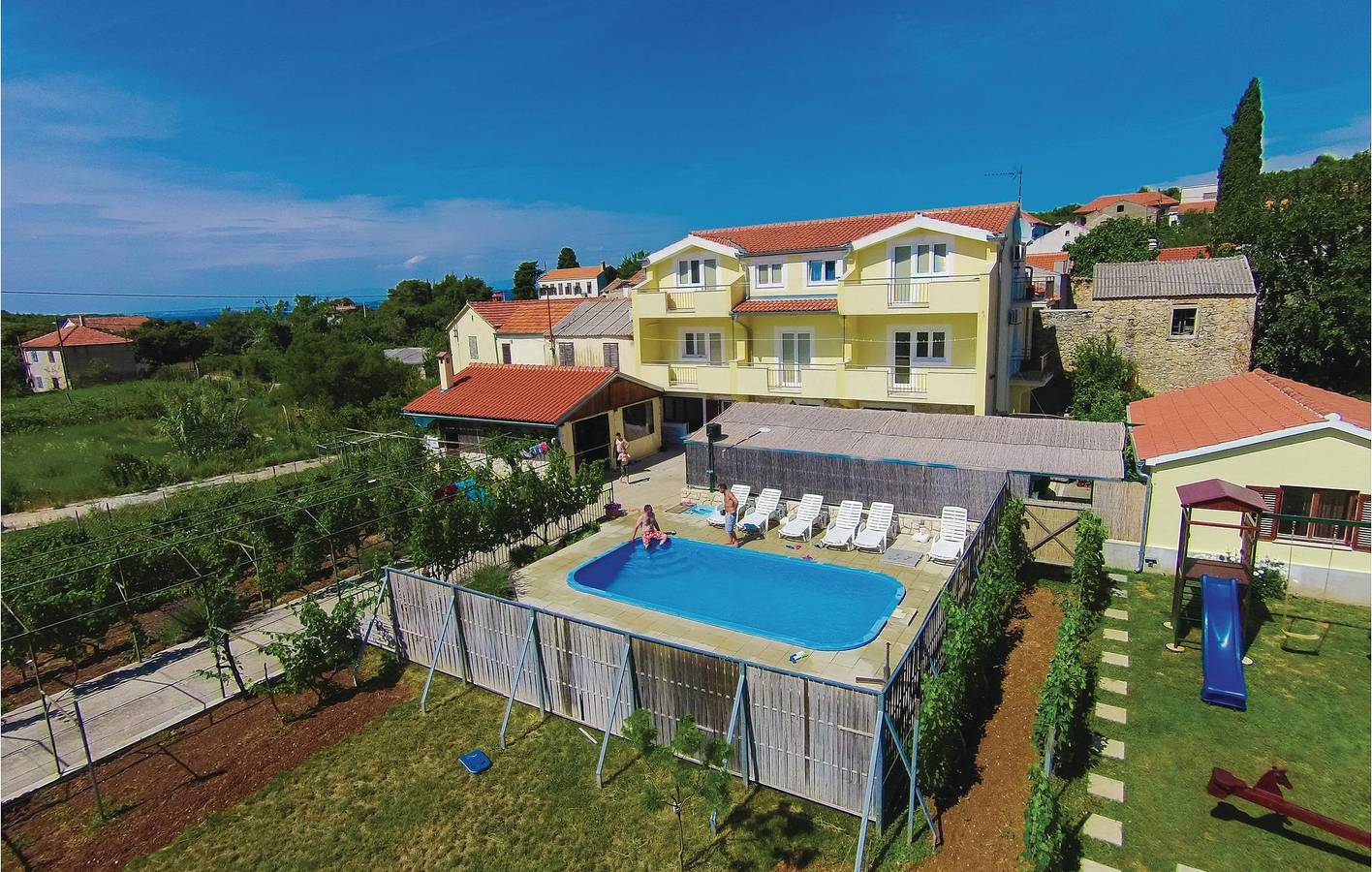 Encantador apartamento de 2 quartos com piscina perto da costa de Dobropoljana in Dobropoljana, Pasman