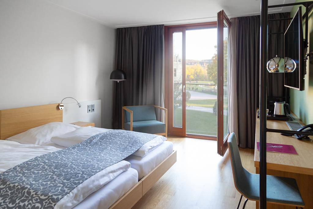 Hotel Schloss Hernstein - Hofblick Einzelzimmer Queensize Bett in Hernstein, Wiener Alpen