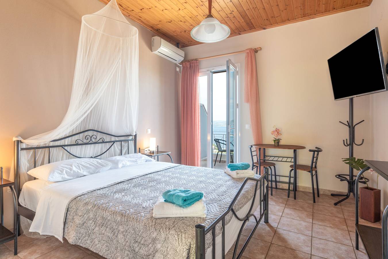 Entire studio, Studio Apartment 'Two Adults No 1' with Sea View, Wi-Fi and Air Conditioning in Nikiana, Alexandros