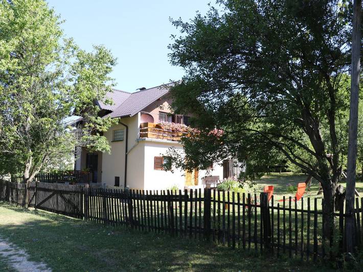 Vakantiehuis voor 6 personen, with Balkon and Terras as well as Tuin aan de Plitvicemeren