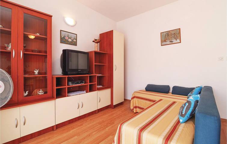 Ganze Ferienwohnung, Modernes Apartment mit Terrasse, Parkplatz und WLAN, 700 m vom Strand Gradska Plaža entfernt in Pag Stadt, Pag
