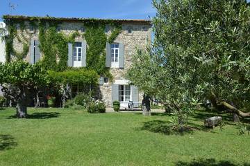 Gîte pour 12 personnes, avec jacuzzi ainsi que balcon et jardin à Gajan