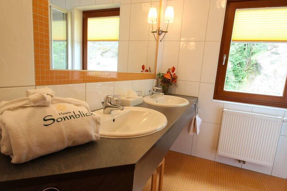 Zweibettzimmer mit Balkon - Hotel-garni Haus Sonnblick in Bad Kleinkirchheim, Nockberge