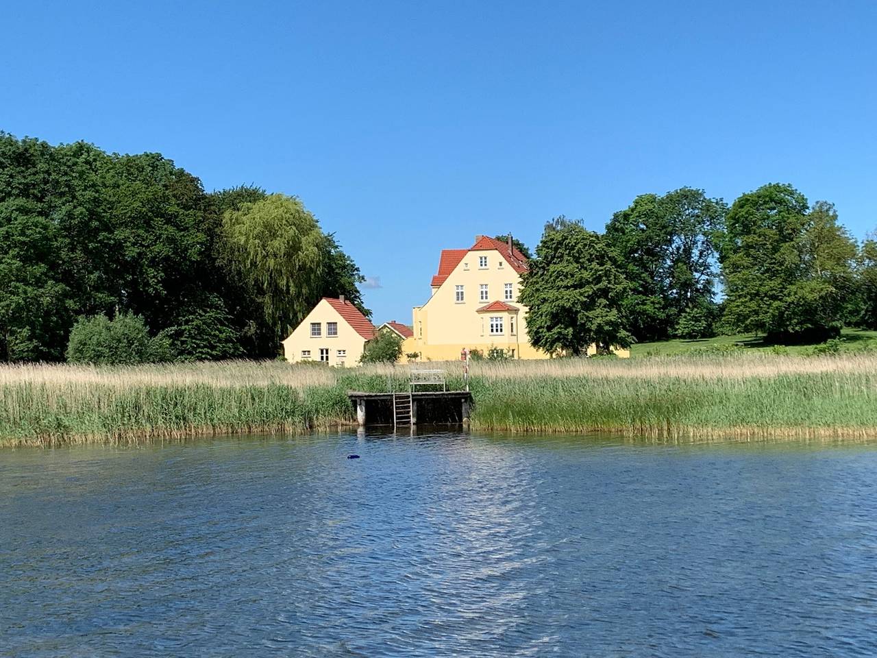 Ganze Wohnung, Ferienwohnung "Gut Grubnow Rügen - 1" mit Seeblick, Gemeinschaftsgarten und Wlan in Neuenkirchen (Rügen), Rügen