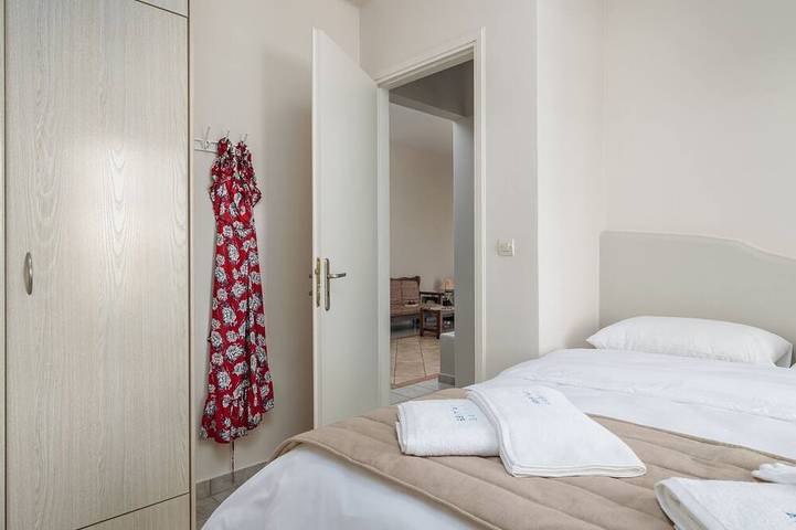 Apartment for 4 people, with garden and balcony in Milos