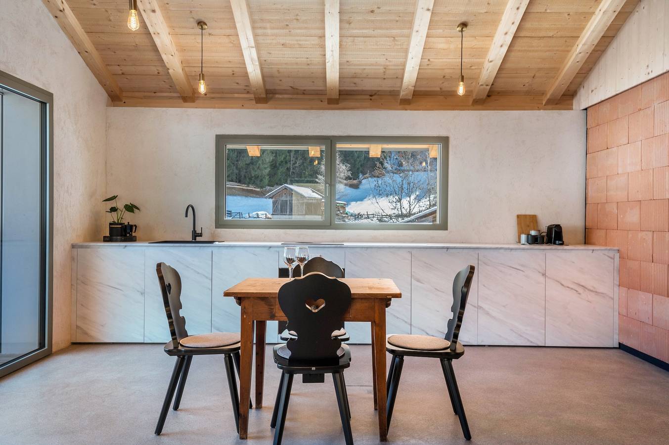 Appartamento intero, Appartamento 'Lena Dolomites Luxury Suite' con vista sulle montagne, terrazza privata e sauna in Val di Funes, Funes