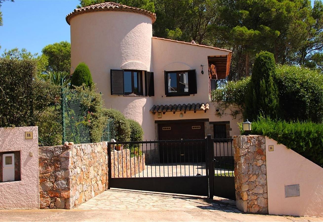 "Villa Urgell" con piscina, Wi-Fi, terraza y jardín in Urbanització Torre Vella, Torroella de Montgrí