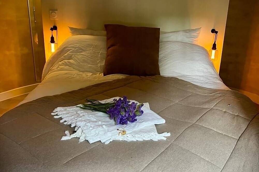 Appartement entier, Joli appartement cosy dans un chateau avec piscine près d’Uzes dans le Gard in Lussan, Région de Nîmes