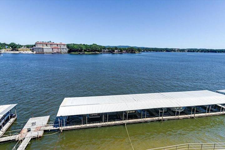 Vacation rental for 4 people, with hot tub and pool as well as balcony in Lake Hamilton