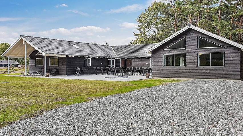 Ferieudlejning for 25 personer, med sauna og jacuzzi såvel som terrasse og pool, husdyr tilladt i Asserbo