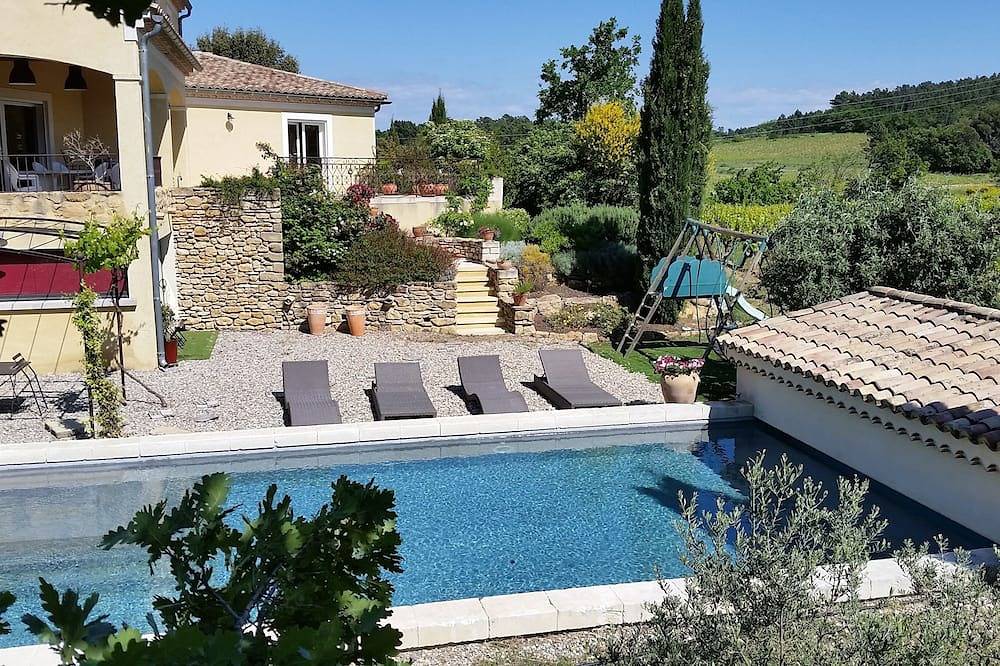 Grande villa avec piscine chauffée et dépendances sur un domaine viticole in Mondragon, Vaucluse