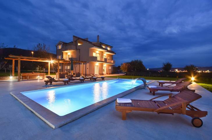 Komfortables Haus mit Terrasse Dugopolje, Zagora in Koprivno, Dalmatinisches Zagora