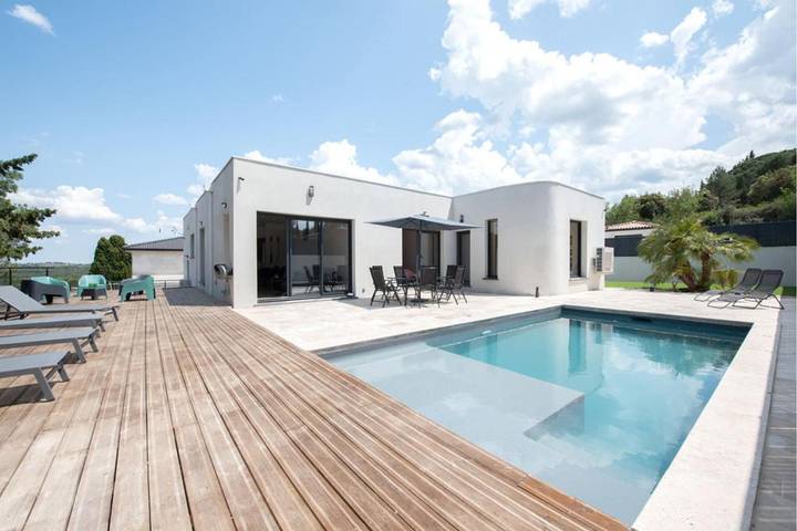 Location de vacances pour 8 personnes, avec Terrasse et Jardin à Palaja