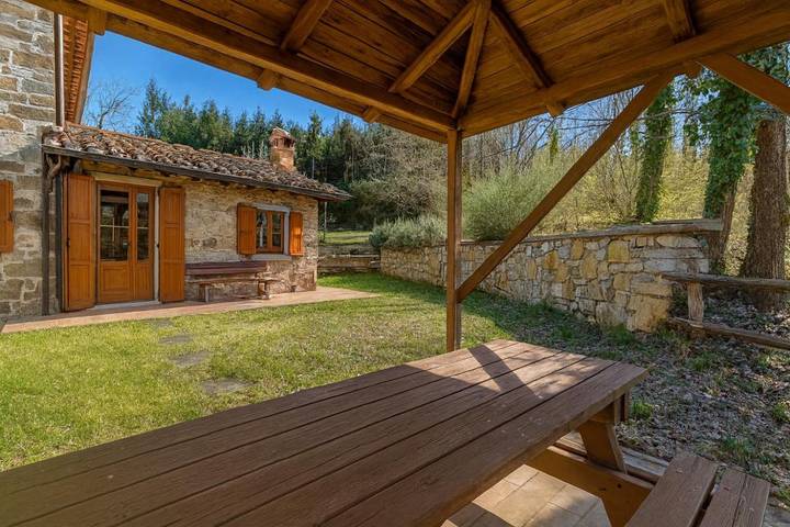 Ferienwohnung für 3 Personen, mit Terrasse und Garten sowie Pool in Poppi