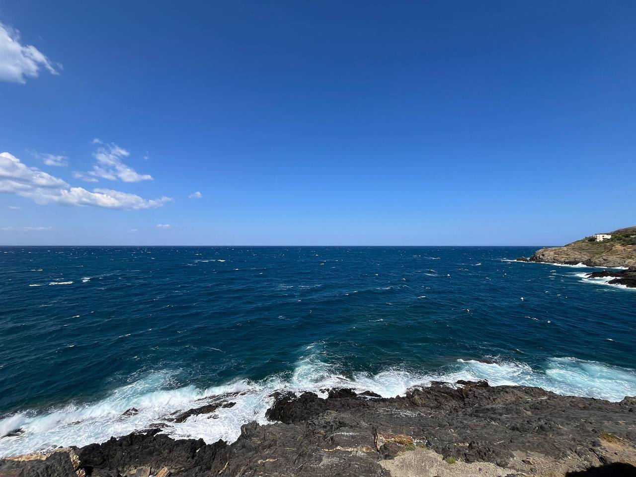 Appartement entier, Appartement en bord de mer avec balcon, TV et micro-ondes in Côte Vermeille, Collioure