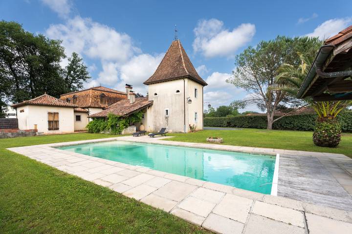Location de vacances pour 10 personnes, avec Terrasse ainsi que Jardin et Piscine à Salies-de-Béarn