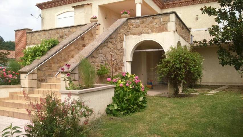 Location de vacances pour 6 personnes, avec terrasse ainsi que vue et piscine, animaux acceptés à Lescure-d'Albigeois - 2