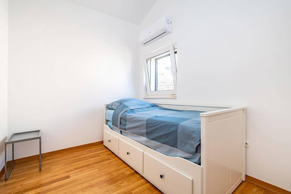 Awesome home in Vinjerac in Posedarje, Zadar