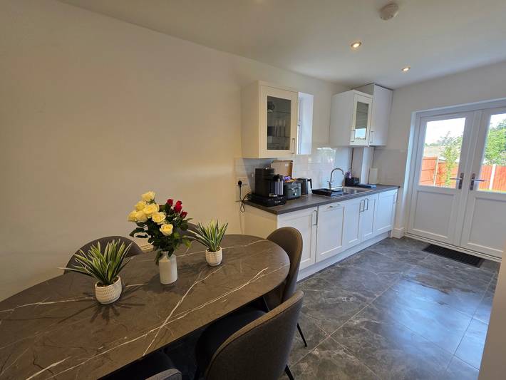 5 Beds, 7 guests, Private Garden, Free Parking in Nottingham, East Midlands