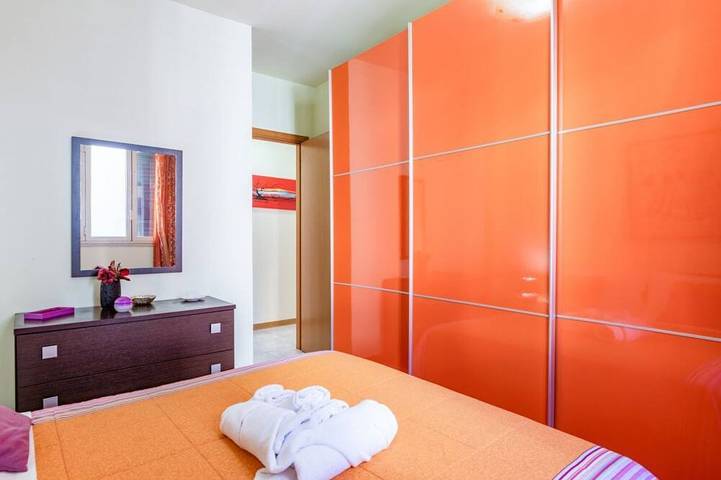 Appartement entier, Guesthost - Cozy apartment of about 70 square meters, able to comfortably accommodate 4 people, located on the raised ground floor (1 step to access it) of a modern building. The property is located in Aci Castello, a seaside village just 10 km from Cata in Aci Castello (Borgo), Aci Castello