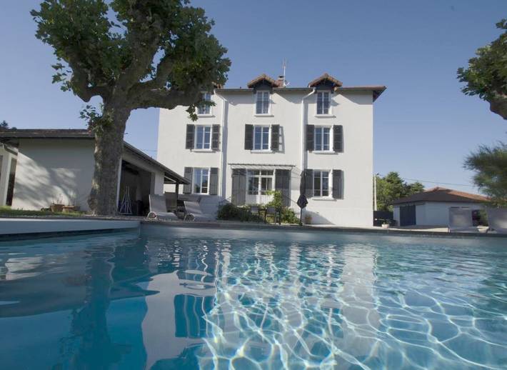 Gîte pour 2 personnes, avec Terrasse et Jardin ainsi que Piscine et Vue dans Villieu-Loyes-Mollon
