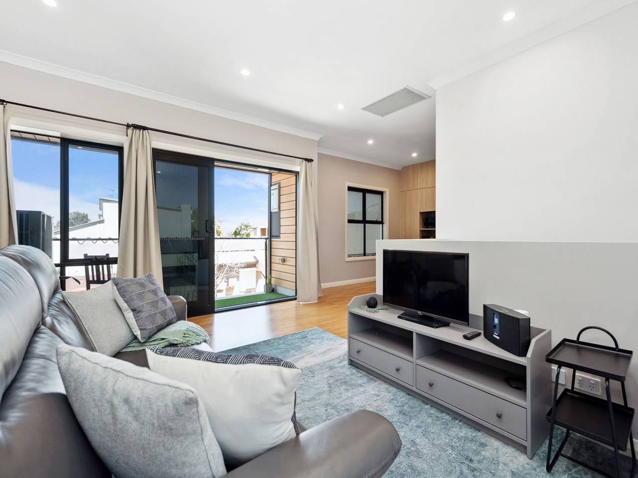 Entire apartment, Bright 2-Bed Townhouse with Balcony & Garage in Adelaide, South Australia