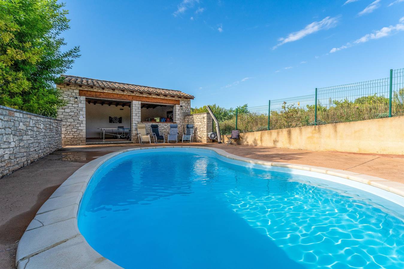 Gîte de Vacances, "Mas de la Ravine chez Juju" avec piscine partagée, Wi-Fi et climatisation in Laval-Saint-Roman, Région de Nîmes