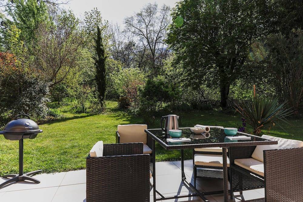 Apartamento entero, Raro, acogedor estudio tipo \"loft\" con terraza y jardín en el corazón de San Jorioz. in Saint-Jorioz, Parque natural regional del Macizo de Bauges