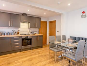 Log Cabin for 6 People in North Yorkshire, England, Photo 3