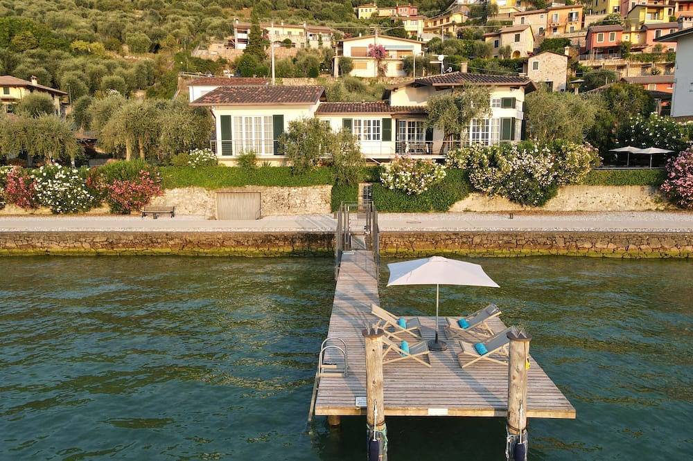 Luxusvilla am Gardasee mit privatem Badesteg in Castelletto di Brenzone, Brenzone