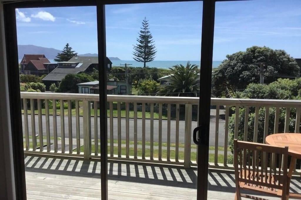 Wunderschönes Ferienhaus mit Meerblick 1 zurück vom Strand in Kapiti Coast District