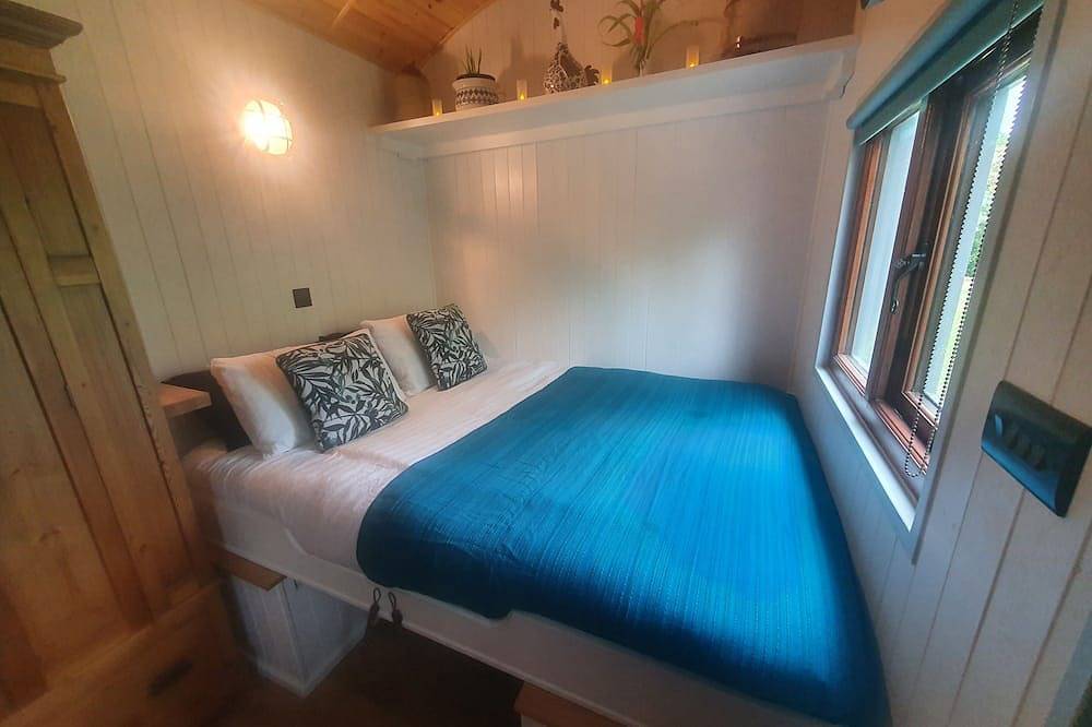 Luxury romantic shepherd's hut - hot tub and Aga in Cornwall