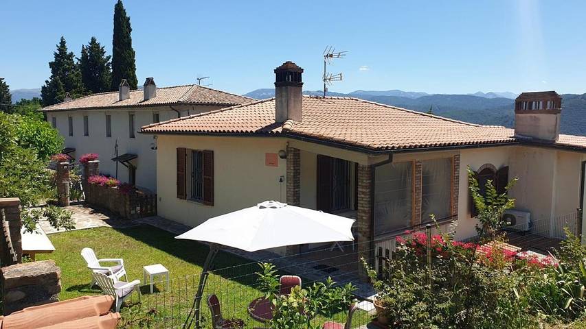 Ferienhaus für 4 Personen, mit Balkon und Terrasse sowie Garten und Ausblick in Terni