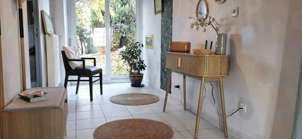 Location de vacances pour 3 personnes, avec Terrasse et Jardin ainsi que Piscine et Vue à Auriac-sur-Vendinelle