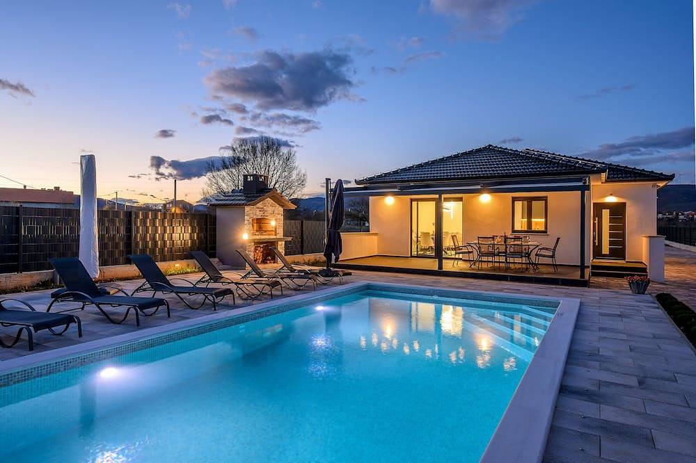 Luxury Villa with Private Pool in Dalmatinisches Zagora