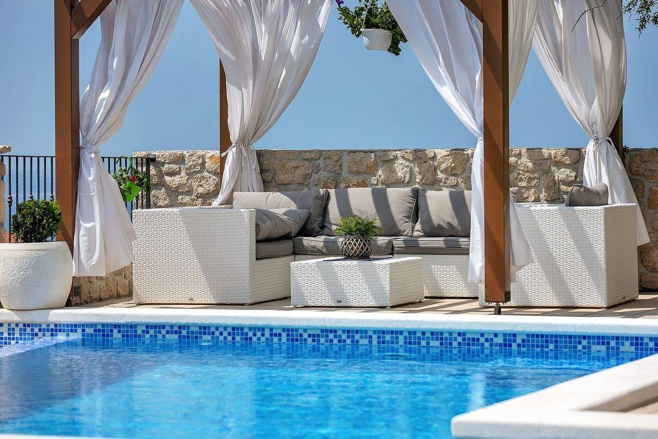 Alleinstehendes Ferienhaus mit beheiztem infinity Pool und Meerblick in Makarska, Makarska Riviera