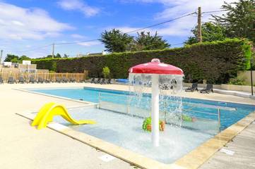Camping pour 5 personnes, avec piscine et terrasse dans Côte d’Émeraude