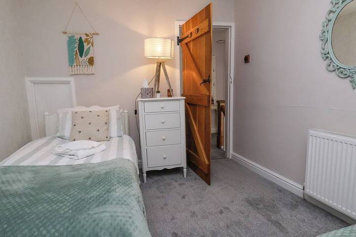 Millgate Cottage, pet friendly, character holiday cottage in Conwy in Conwy, Galles del nord