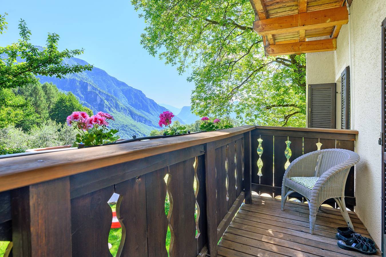 Zimmer 'Rienznerhof Morgensonne 1' mit Bergblick, Gemeinschaftsterrasse & Wlan in Gleno, Montan